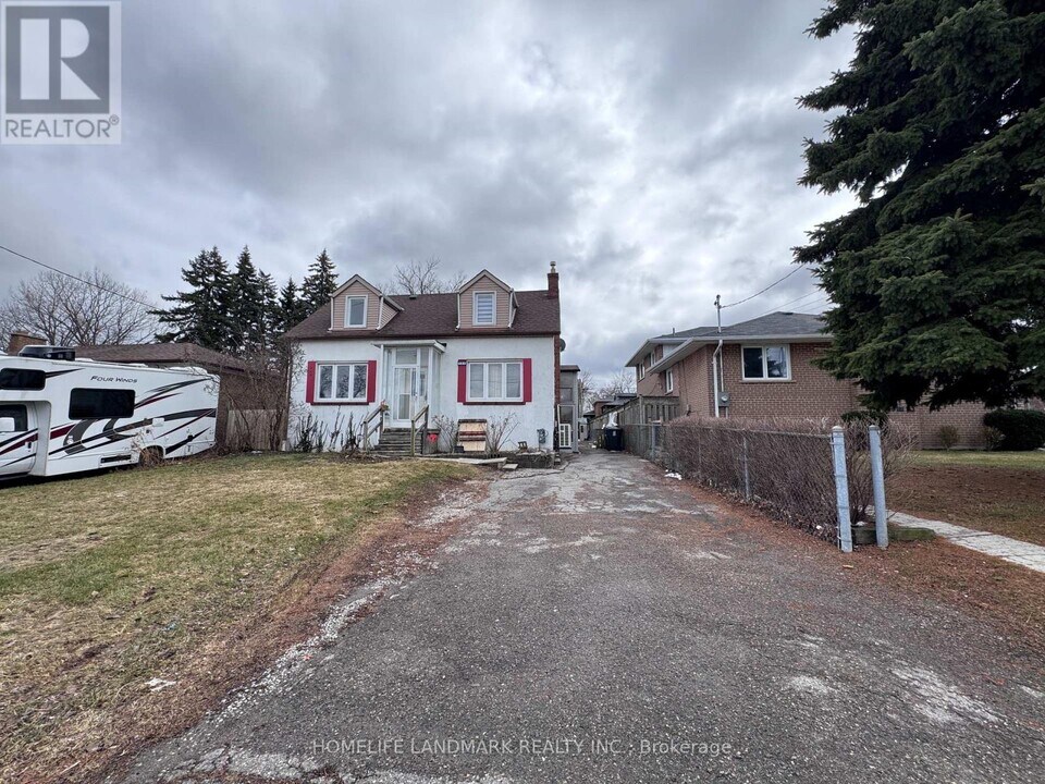 121 Bishop Ave in Toronto, ON - Building Photo