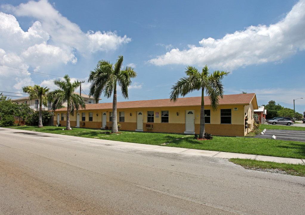 499 NW 42nd St in Fort Lauderdale, FL - Building Photo