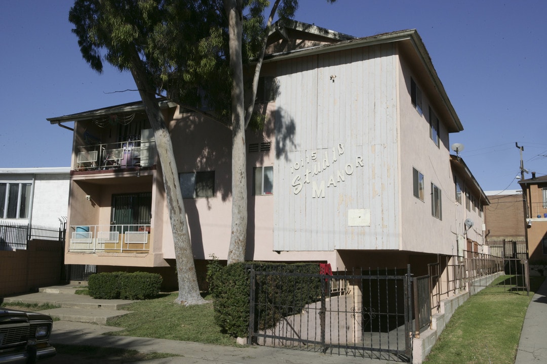 Studio Manor in Inglewood, CA - Building Photo