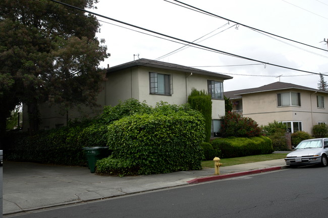 825 Roble Ave in Menlo Park, CA - Foto de edificio - Building Photo