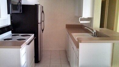 8163 Redlands St, Unit 36 in Playa Del Rey, CA - Foto de edificio - Building Photo