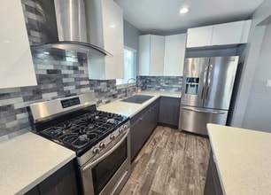 15524 Tupper St in Los Angeles, CA - Building Photo - Building Photo