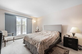 937 W Heritage Ct, Unit 201 in Mequon, WI - Foto de edificio - Building Photo