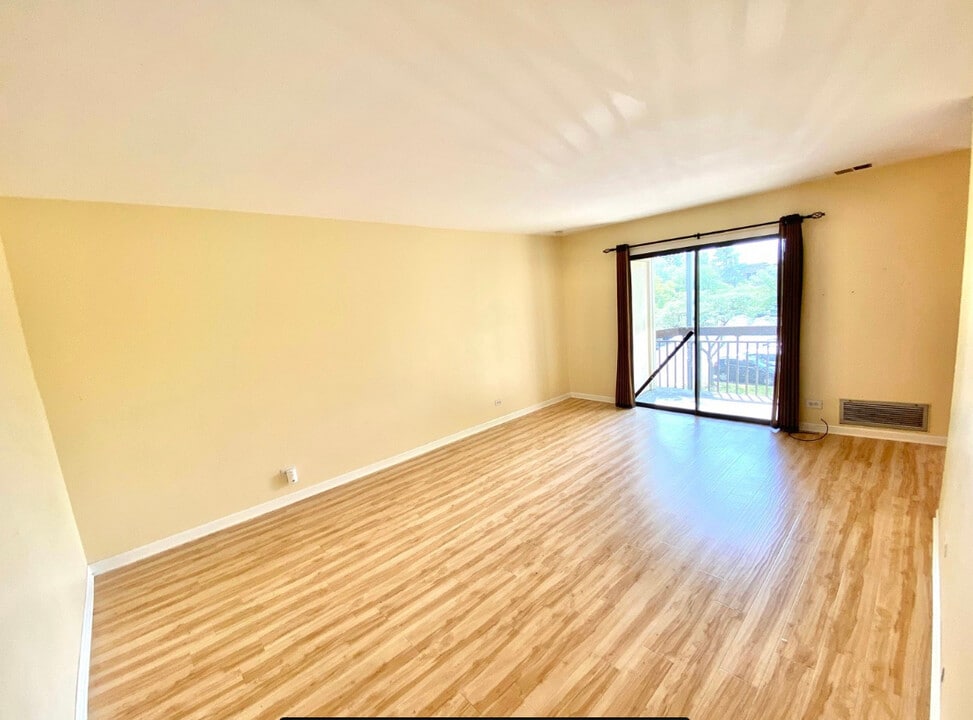 2212 Country Club Dr Photo