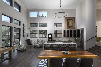 Park at Estancia in Austin, TX - Foto de edificio - Building Photo