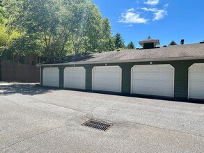 2000 Olde Eastwood Village Blvd in Asheville, NC - Building Photo - Building Photo