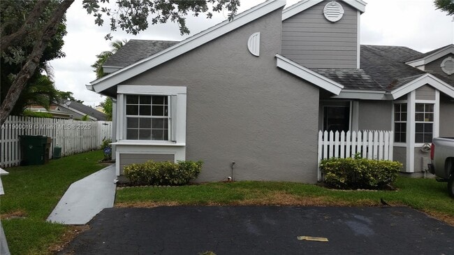 11071 SW 11th Pl in Davie, FL - Building Photo - Building Photo