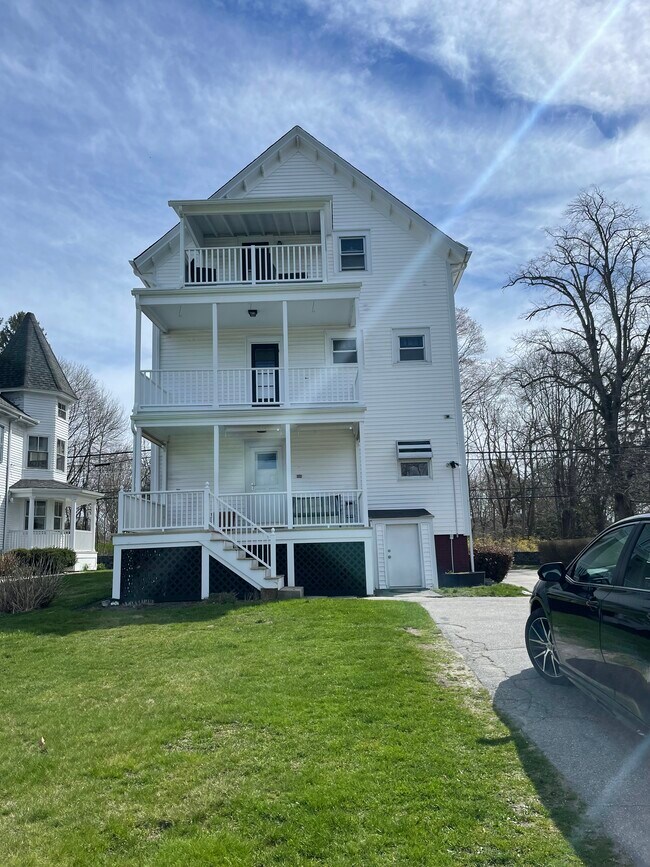 881 Hope St in Bristol, RI - Foto de edificio - Building Photo