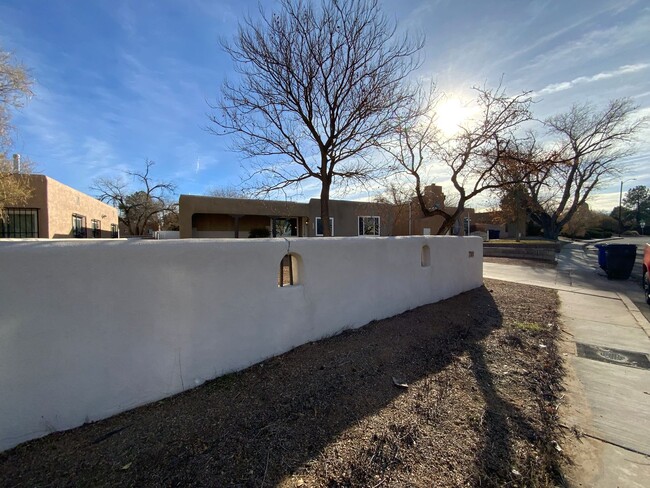 700 Vassar Dr SE in Albuquerque, NM - Building Photo - Building Photo