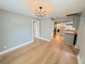 121 W 57th St in Savannah, GA - Building Photo - Building Photo