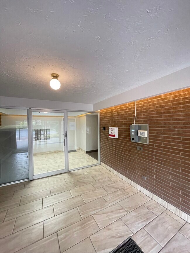 215 College Av W in Guelph, ON - Building Photo - Building Photo