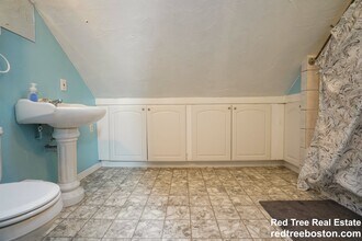 24 Oak Square Ave, Unit 2 in Boston, MA - Foto de edificio - Building Photo