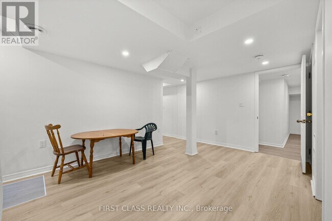 5554 Churchill Meadows Blvd in Mississauga, ON - Building Photo - Building Photo