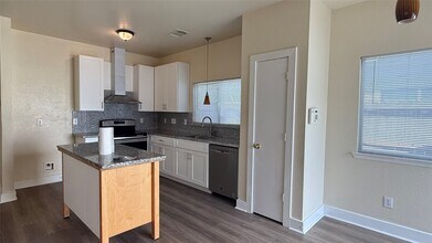 1615 Palcio Real Dr in Houston, TX - Building Photo - Building Photo
