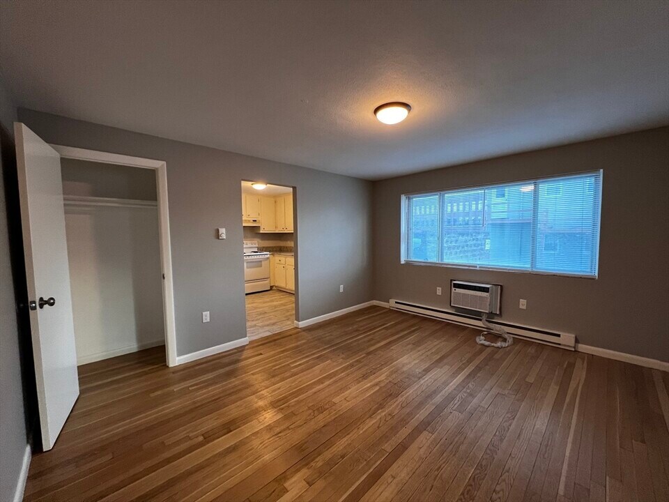 4 Charles Street Ave, Unit #1 in Waltham, MA - Foto de edificio