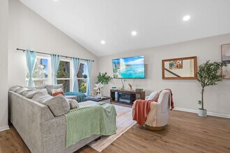 13737 Via Tres Vistas in San Diego, CA - Building Photo - Building Photo