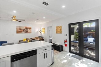 719 NE 36th St in Oakland Park, FL - Foto de edificio - Building Photo