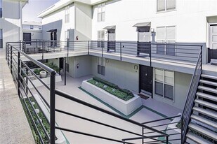 4211 Holland Ave in Dallas, TX - Building Photo
