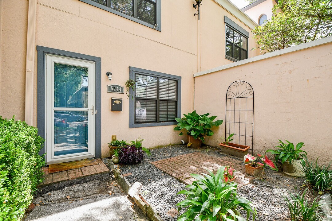 5244 Arboles Dr in Houston, TX - Building Photo