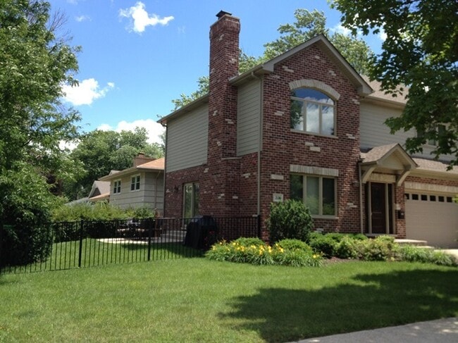 217 W Quincy St in Westmont, IL - Foto de edificio - Building Photo