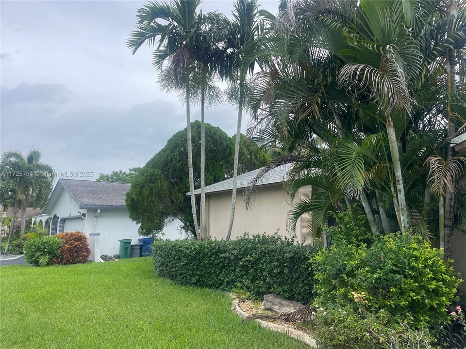 2703 NW 98th Ln in Coral Springs, FL - Building Photo