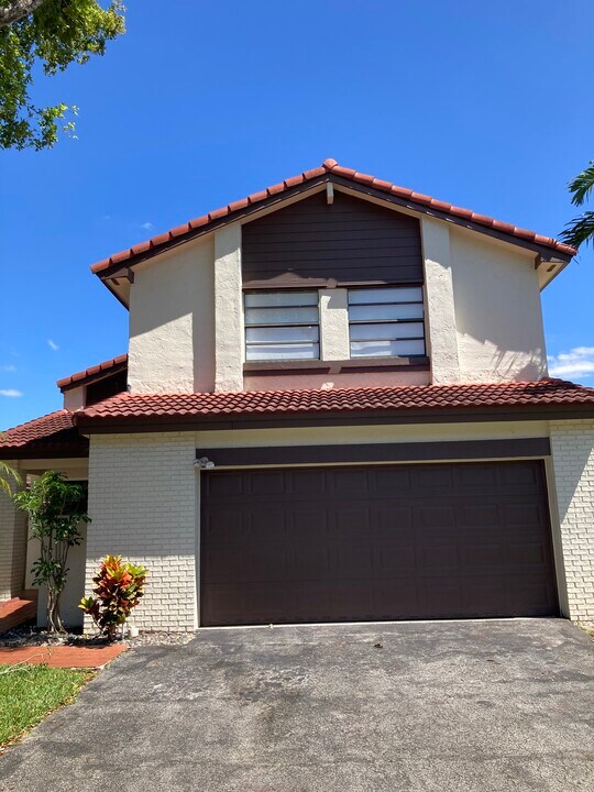 6224 NW 180th Terrace in Hialeah, FL - Foto de edificio