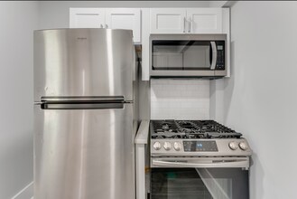 615 Vernon Rd, Unit B in Philadelphia, PA - Building Photo - Building Photo