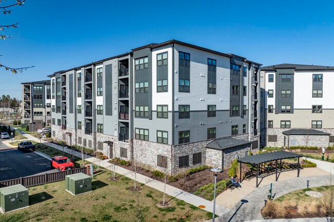 Woodland Park East in Herndon, VA - Building Photo - Building Photo