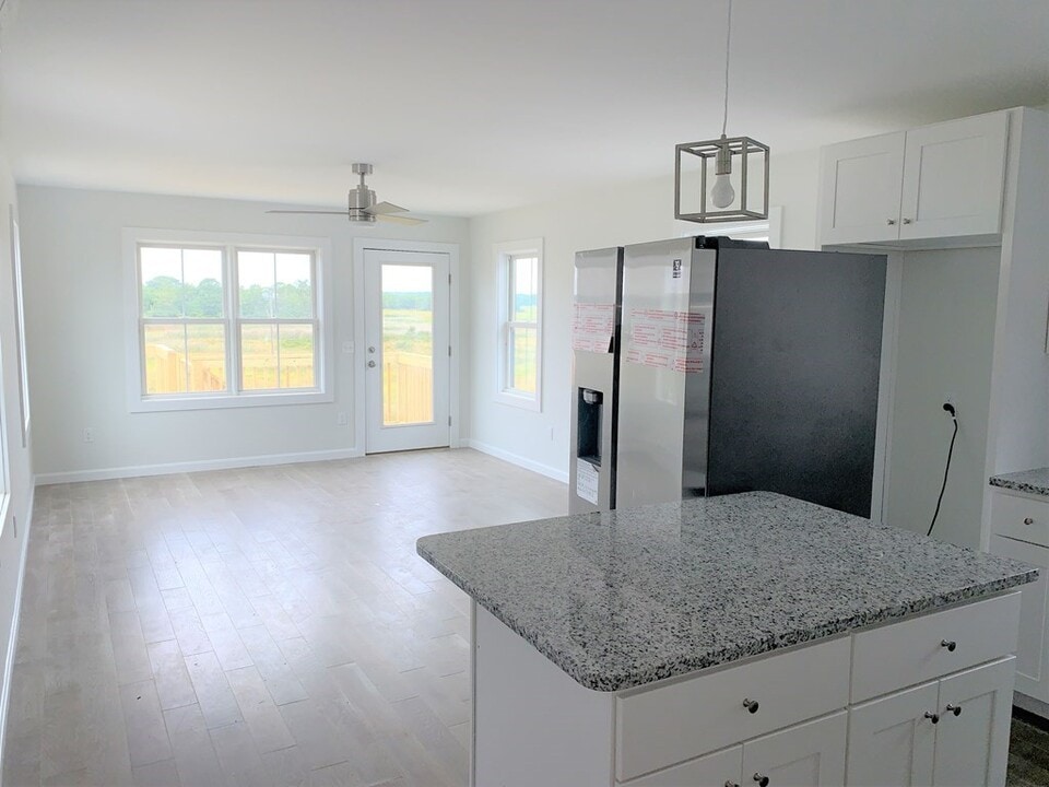 17 North End Blvd in Salisbury, MA - Building Photo