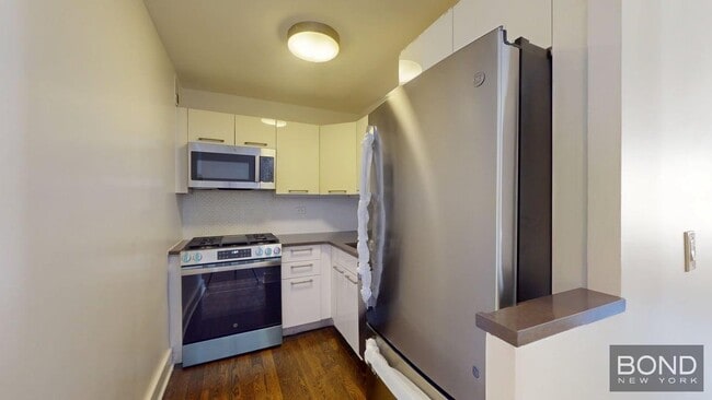 220 E 63rd St in New York, NY - Building Photo - Building Photo