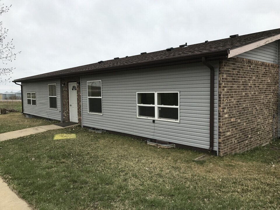 308 Sunrise Dr in Belfield, ND - Building Photo