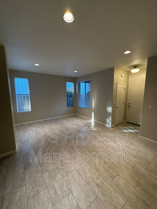 9542 Windrose Ln in Roseville, CA - Building Photo - Building Photo