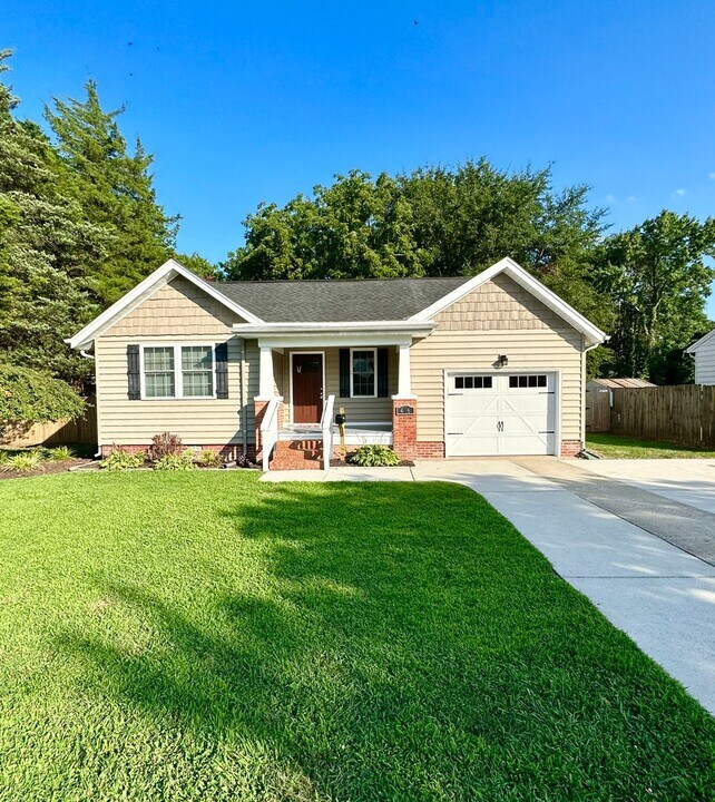 476 Harpersville Rd in Newport News, VA - Building Photo