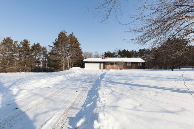 965 Sherman Rd in Hudson, WI - Building Photo - Building Photo