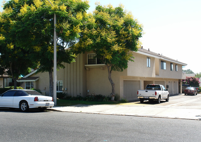 23012 Village Dr in Lake Forest, CA - Foto de edificio - Building Photo