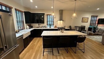 231 1/2 Broadway, Unit 2 Apartamentos