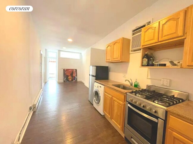 361 W 52nd St in New York, NY - Building Photo - Building Photo