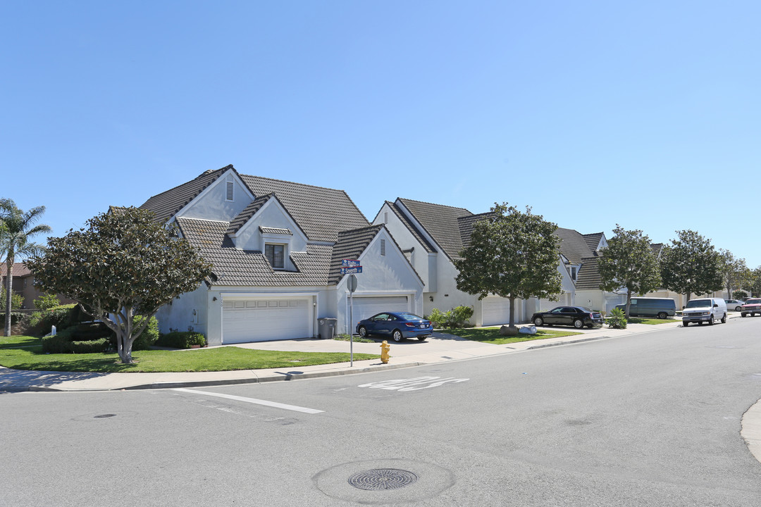 Stonebridge Townhomes in Oxnard, CA - Building Photo