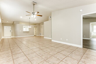 2558 Wrencrest Cir in Valrico, FL - Building Photo - Building Photo