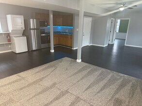 524 E Grand Ave, Unit Unit 2 in Beloit, WI - Building Photo - Building Photo