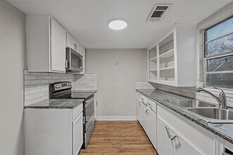 906 E Houston St in Sherman, TX - Building Photo - Building Photo