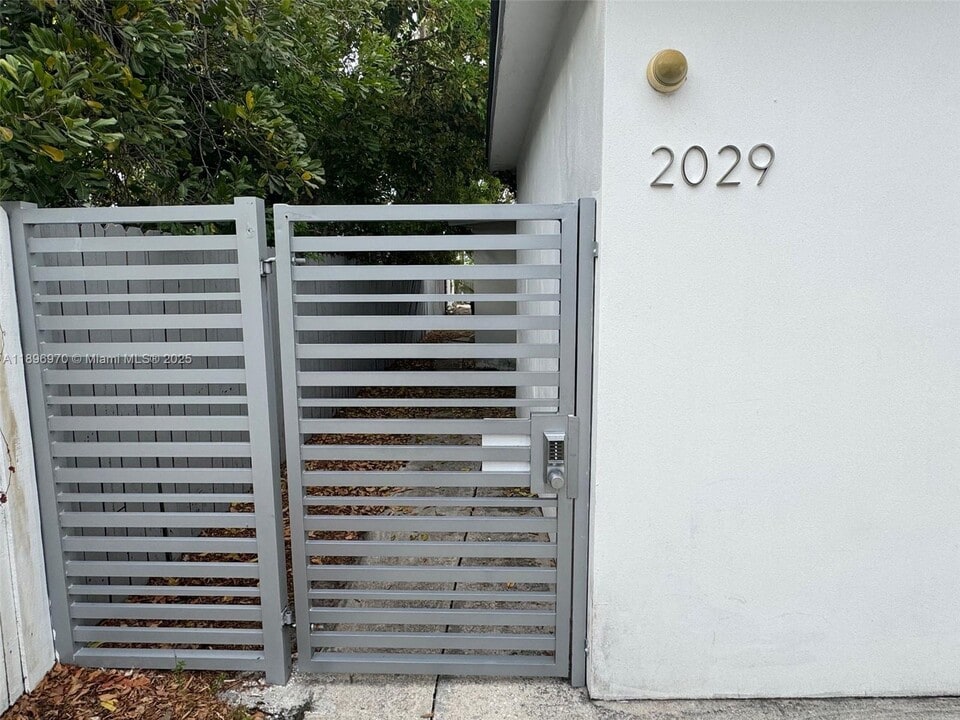 2029 Pierce St in Hollywood, FL - Building Photo