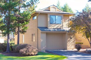 36 Fairway Village Ln in Sunriver, OR - Building Photo