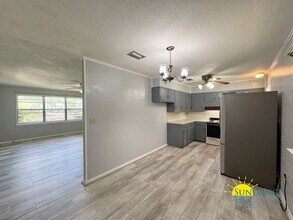 2052 Roberts Dr in Fort Walton Beach, FL - Building Photo - Building Photo