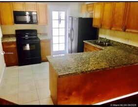 2402 NW 42nd St-Unit -0 in Miami, FL - Building Photo - Building Photo