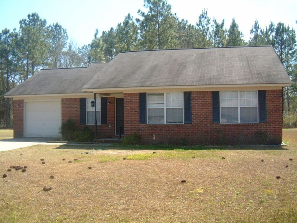 300 McCumber Dr in Allenhurst, GA - Building Photo