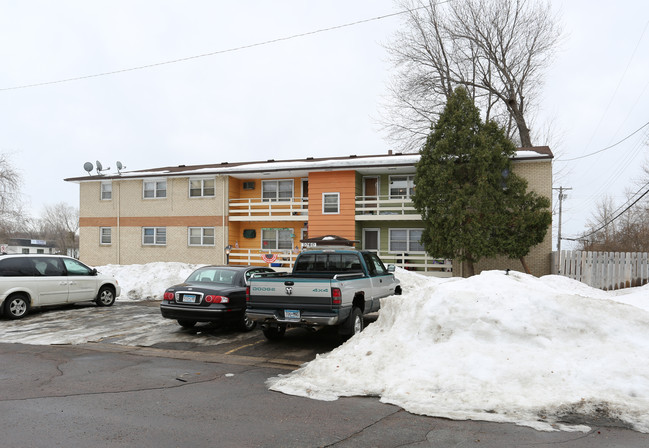 Maple Lane Apartments in Fridley, MN - Foto de edificio - Building Photo