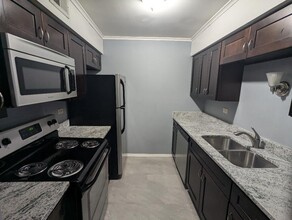 6137 Knoll Wood Rd in Willowbrook, IL - Building Photo - Building Photo