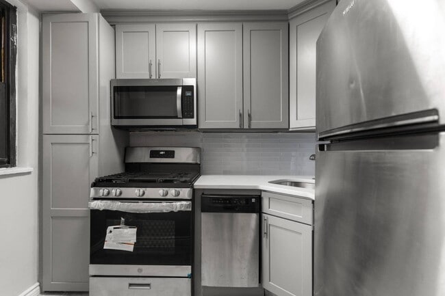 61-15 98th St in Queens, NY - Foto de edificio - Building Photo