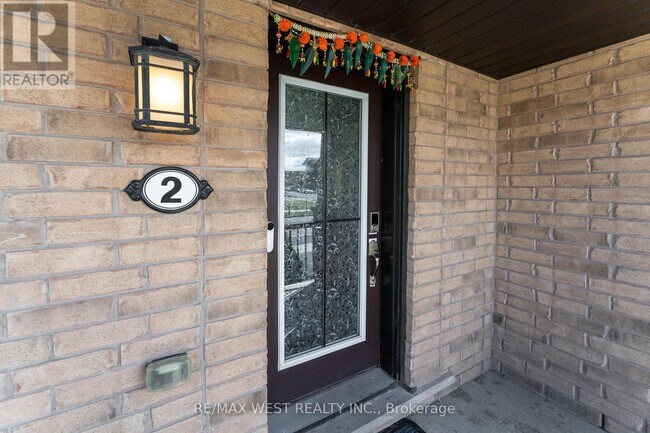 2 Scarletwood St in Hamilton, ON - Building Photo - Building Photo